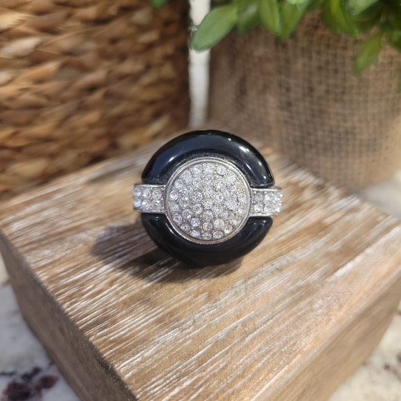 Jewelry - Elegant Black and Silver Women's Ring